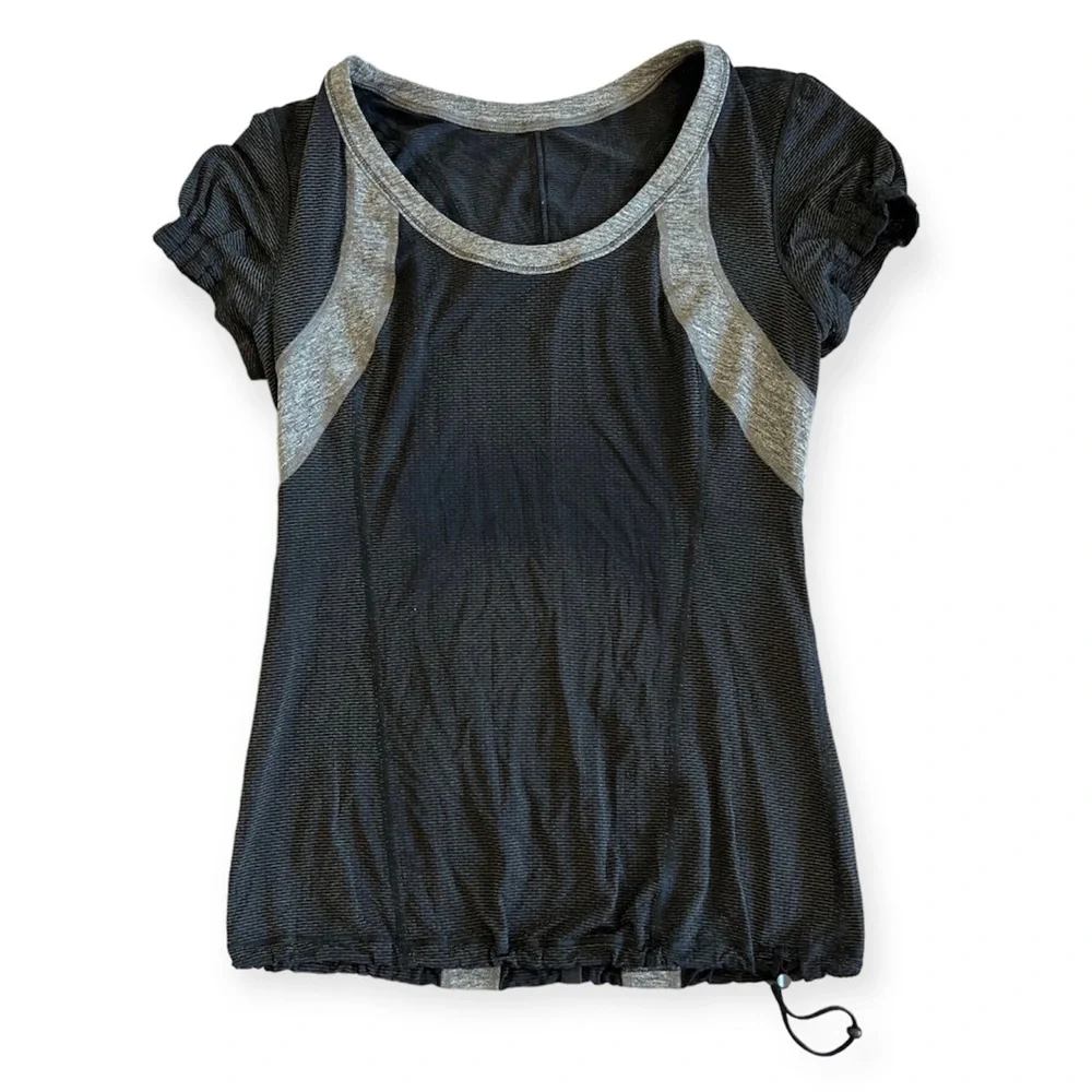 Lululemon • Black & Gray Run Revitalize Tech Tee • Size 6 - Picture 1 of 5